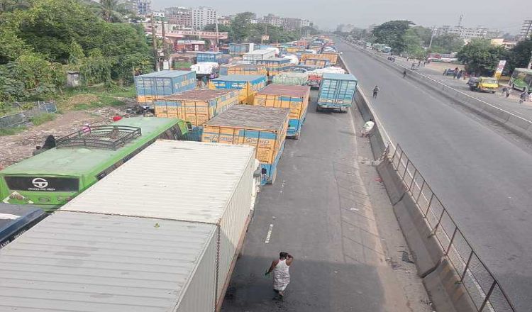 ঢাকা-চট্টগ্রাম মহাসড়কে আটকে আছে শত শত গাড়ি